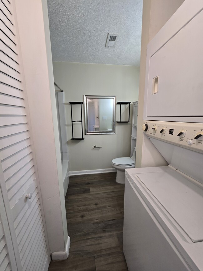 Building Photo - 3071 Huntleigh Dr