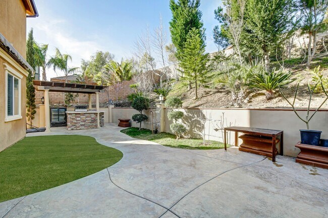 Building Photo - Stunning 5/4.5 pool home located in the de...