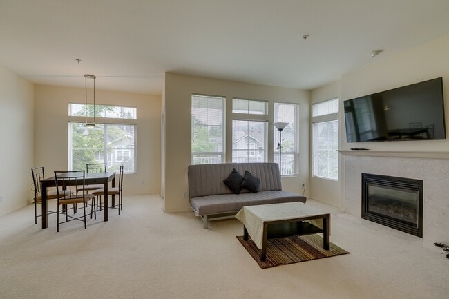 Building Photo - 2 bedroom condo available in the heart of ...
