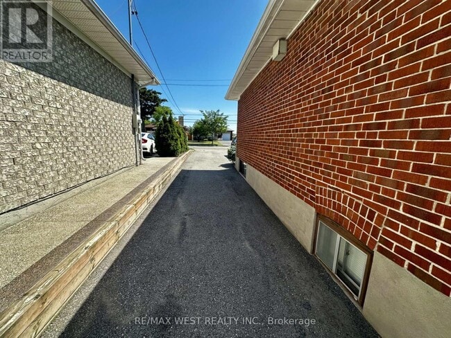 Building Photo - 544 Rustic Rd
