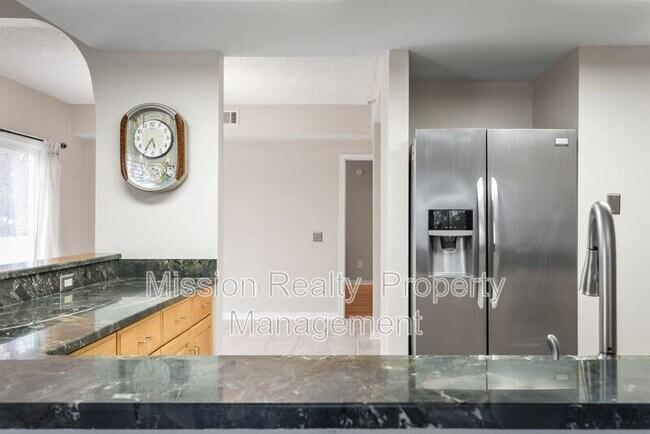 Foto del edificio - 301 Beacon Ridge Dr