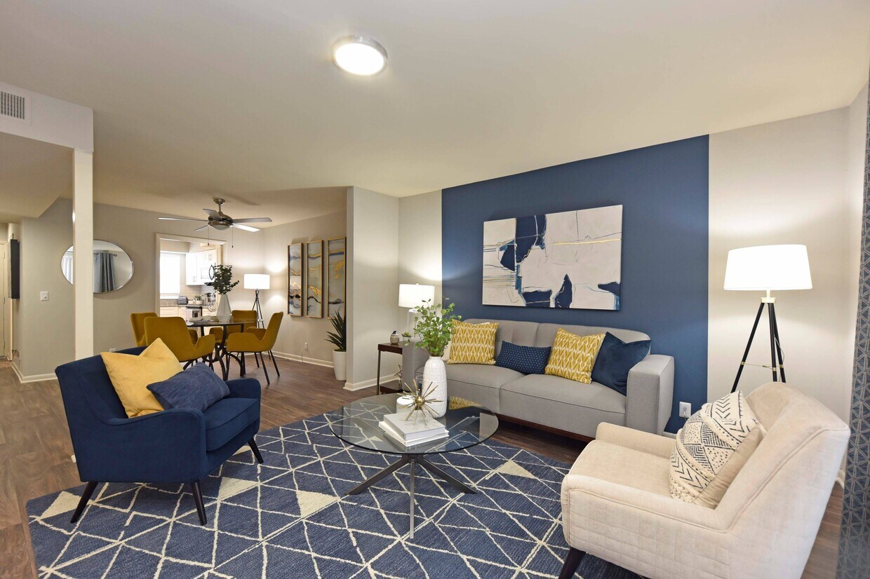 Sala de estar con piso estilo madera - The Nelson