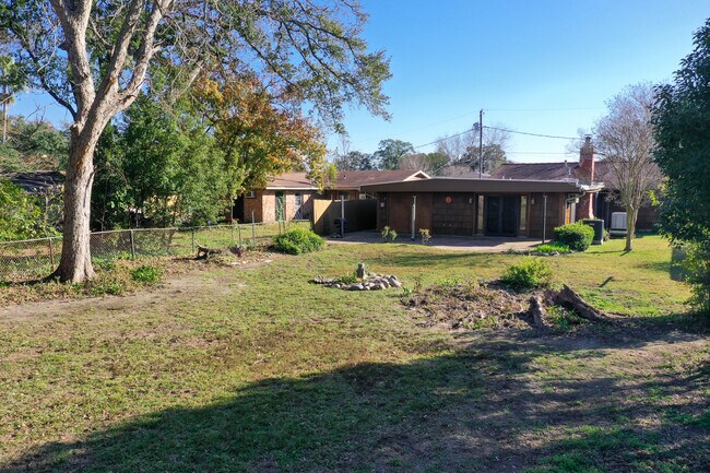 Building Photo - 3713 Bixler St