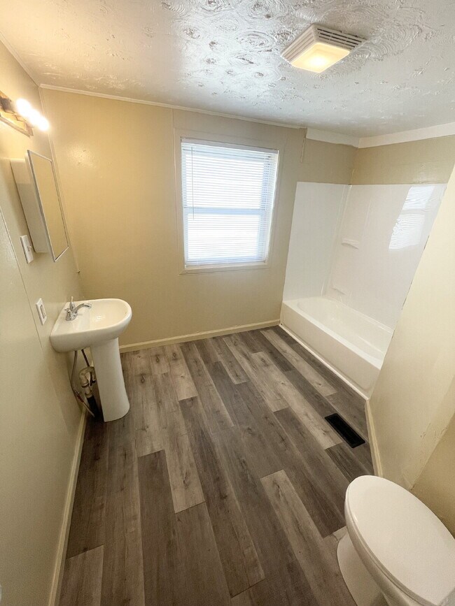 Foto del edificio - 4 bedroom HUGE attached, 2-car garage/workshop combo (has electricity