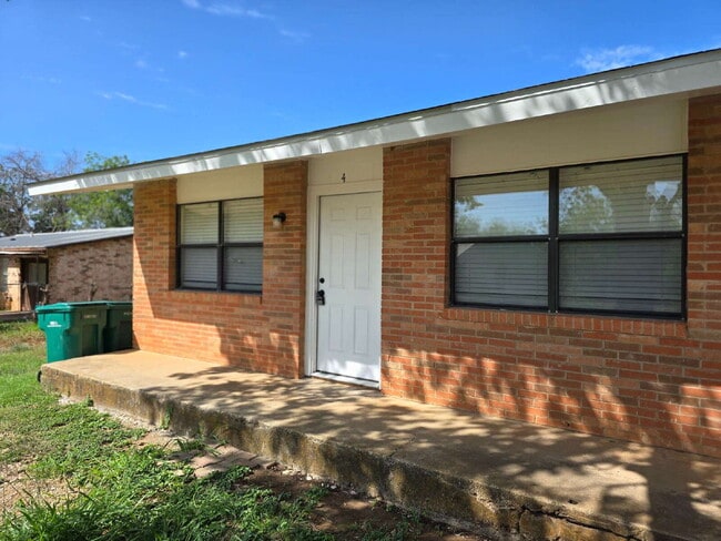 Building Photo - Stylish Comfort in a Freshly Remodeled Beauty
