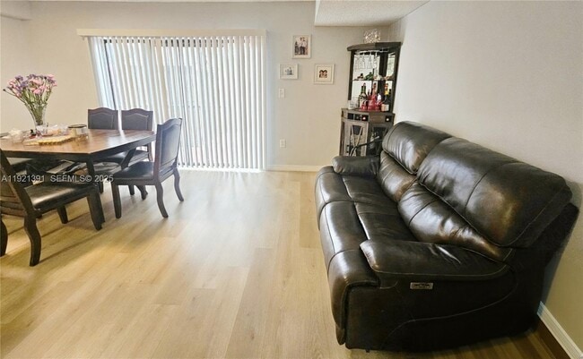 Foto del edificio - 10700 NW 7th St