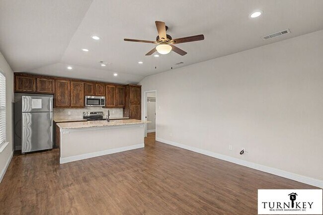 Foto del edificio - COMING SOON! 3BD/2BA Energy-Efficient Duplex | Granite | Island Kitchen | Garage | Yard Care Incl...