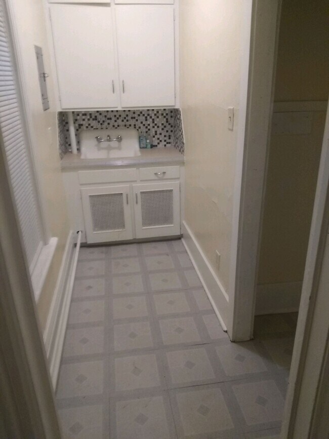 Building Photo - 1108 W 5th St