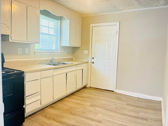 Building Photo - 1733 Finchley Dr
