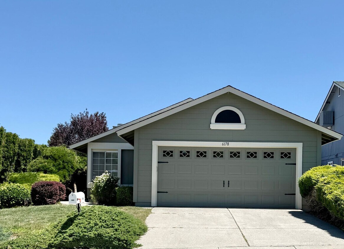 Foto principal - 6178 Chesterfield Ln