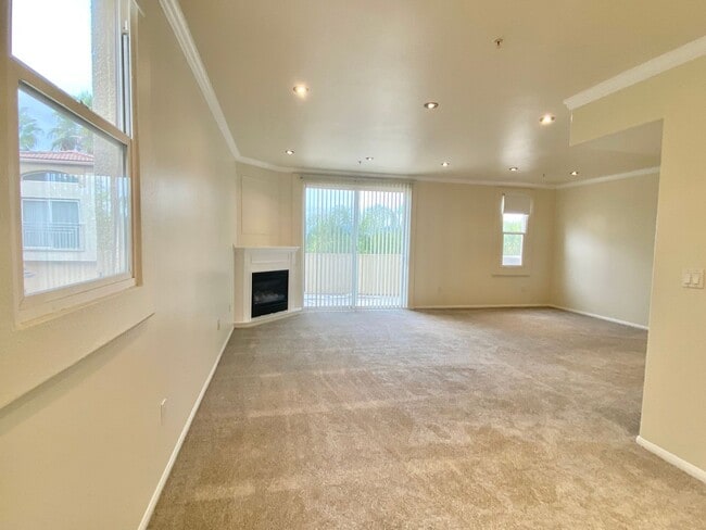 Building Photo - 2 bedroom 2.5 bath Woodland Hills Townhome...
