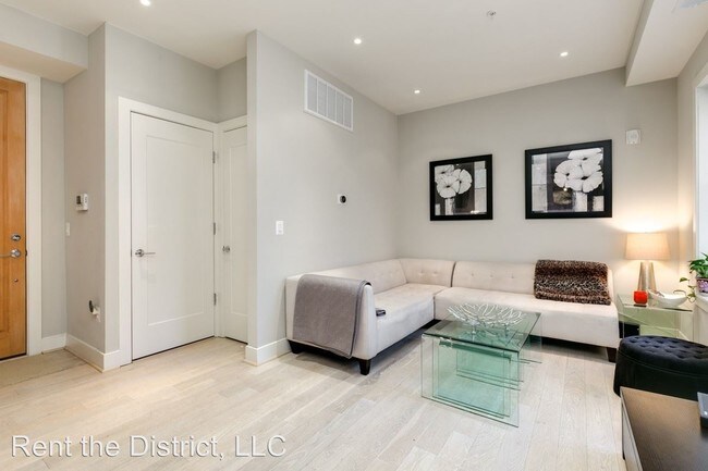 Building Photo - 1 br, 1.5 bath House - 2142 O Street NW #2