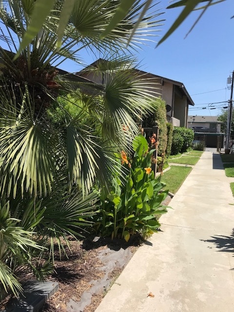 Building Photo - 1082 W Pine St