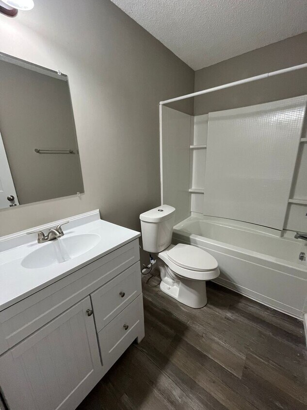 Building Photo - 2 bedroom/1 bath RENOVATED