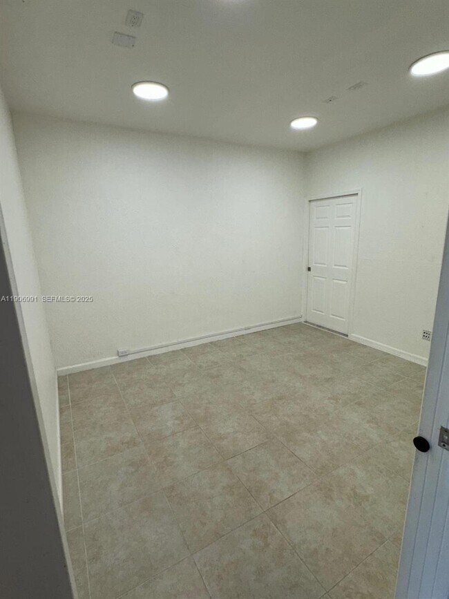 Foto del edificio - 297 Las Brisas Cir