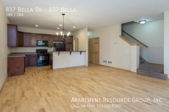 Building Photo - 837 Bella Dr