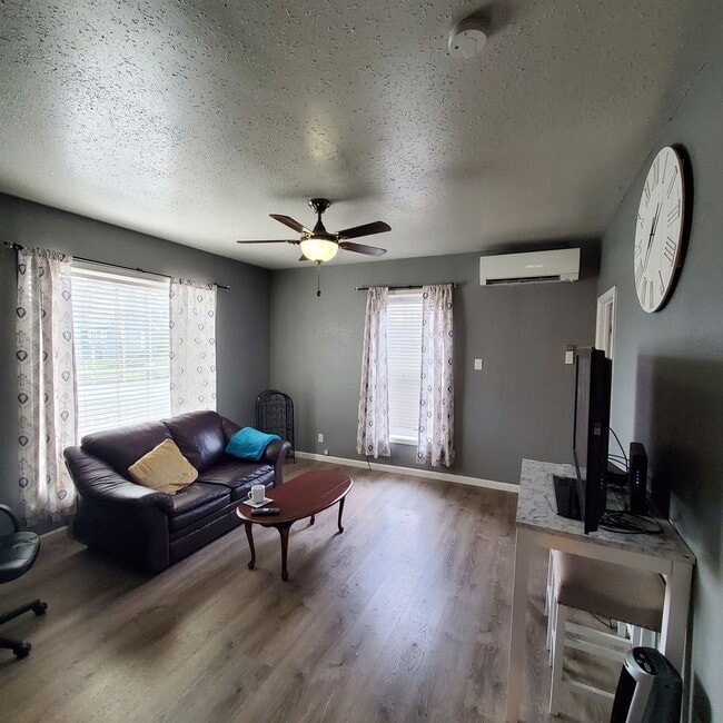 Building Photo - Pet Friendly 3 Bedroom with RV Parking, Close to Downtown Albany!