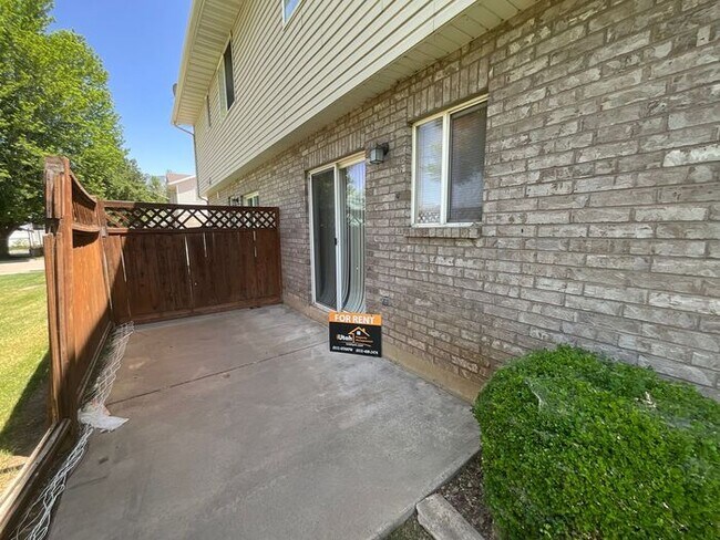 Foto del edificio - 3 bdrm 2 1/2 bath Townhome