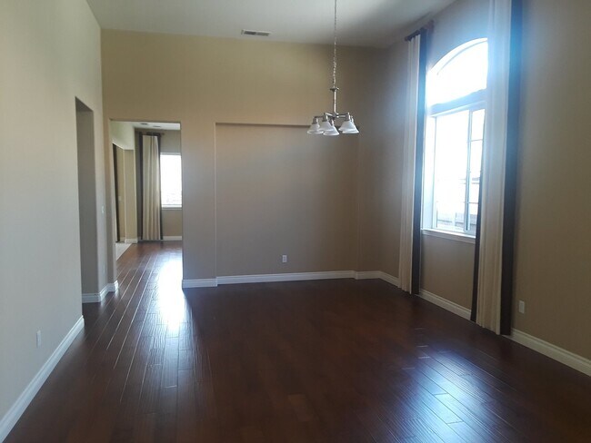 Foto del edificio - Large home with mountain views near the University of Nevada