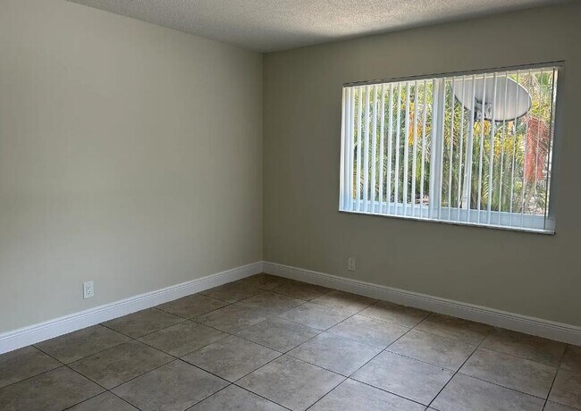 Foto del edificio - 1220 NW 16th Ave