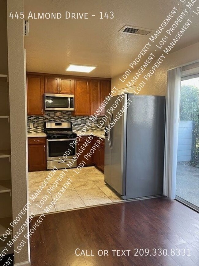 Building Photo - 445 Almond Dr