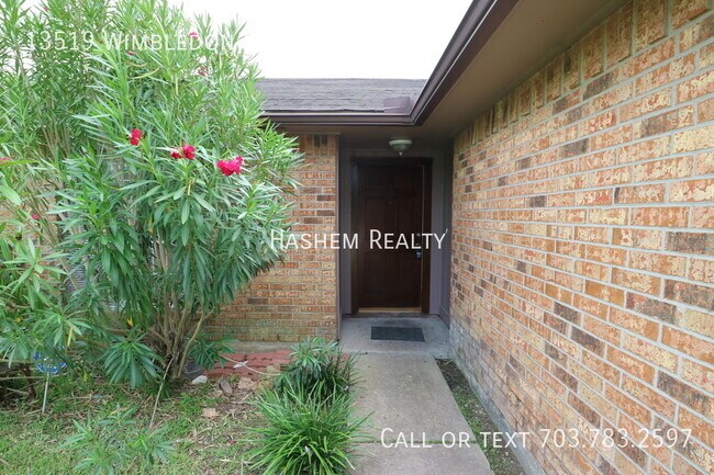 Building Photo - Cozy 3 bedroom 2 bath home available early...