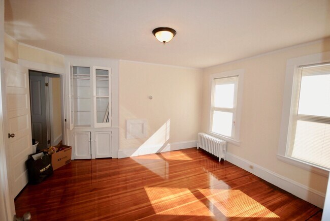 Building Photo - 52 Dickens St