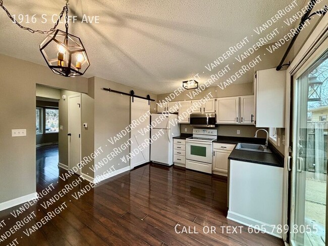 Building Photo - Updated 2 Bedroom 1.5 Bathroom Home with 2...