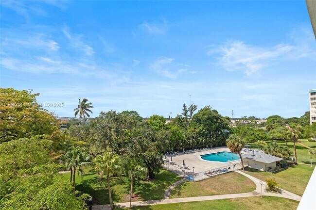 Foto del edificio - 4200 Hillcrest Dr