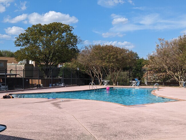 Building Photo - 9009 North Plz