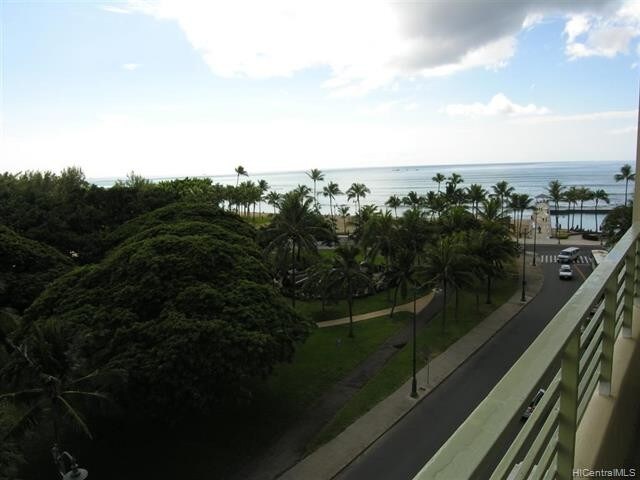 Building Photo - 134 Kapahulu Ave