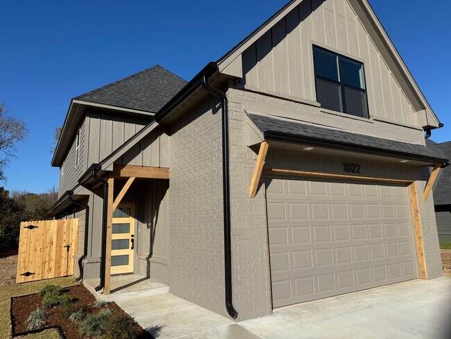 Foto del edificio - New Construction - 1st MONTHS RENT FREE - 4 bed - 3 bath - 2 car garage with fenced yard!