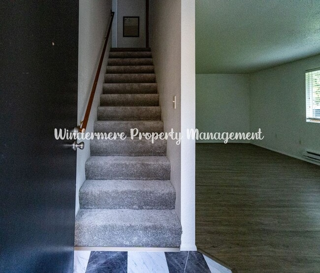 Building Photo - *AVAILABLE NOW!* Conveniently located 2 bed with fenced backyard