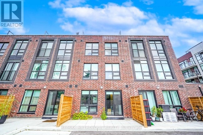 Photo du bâtiment - 871 Sheppard Ave W