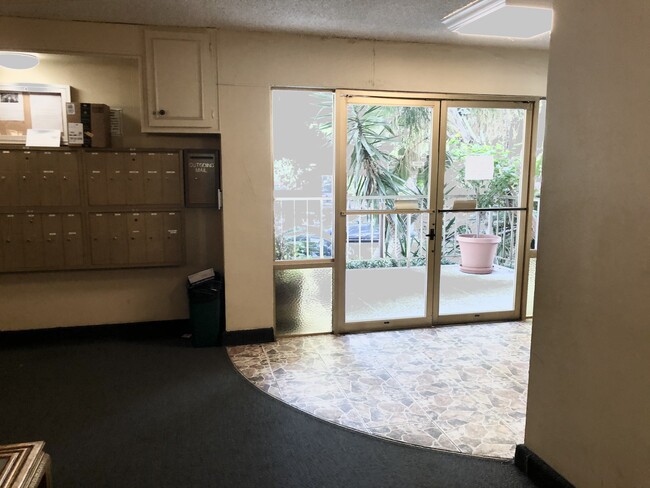 Building Photo - 1203 N Kings Rd