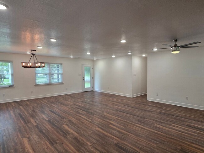 Building Photo - 145 Lewis Dr