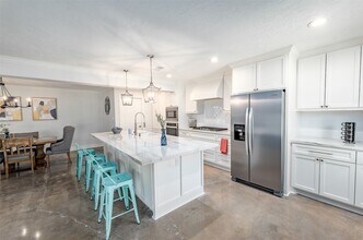 Building Photo - 9330 Meadowbriar Ln