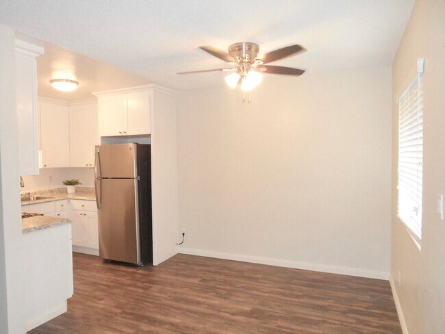 Building Photo - Large Remodeled Upstairs One bedroom