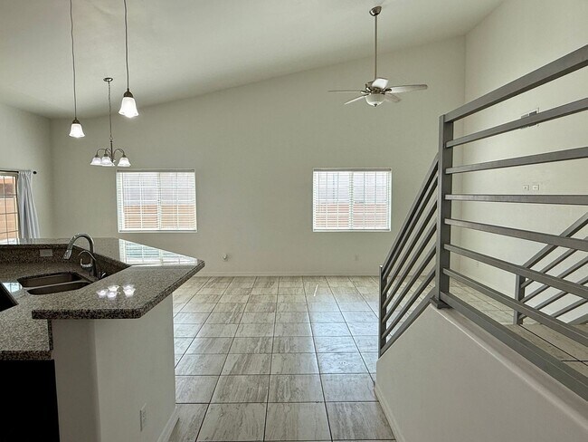 Foto del edificio - Two story San Luis Rental on a large corner lot.