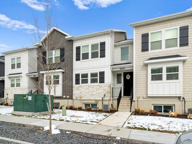 Foto del edificio - Private Basement Suite in Bright Co-Ed Townhome in Lehi Exchange!