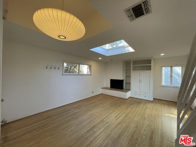 Foto del edificio - 6216 Temple Hill Dr
