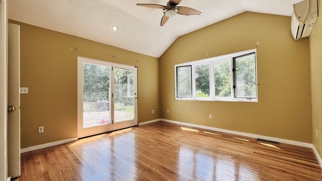 Master Bed - 7 Oak St