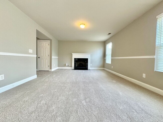 Building Photo - 3 Bed, 2 Bath Home with Fenced Backyard and 2 Car Garage