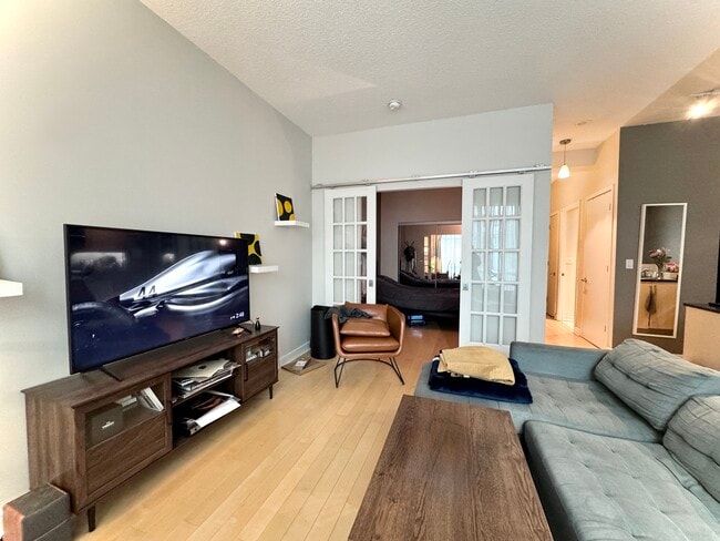 Building Photo - 350 Wellington St W