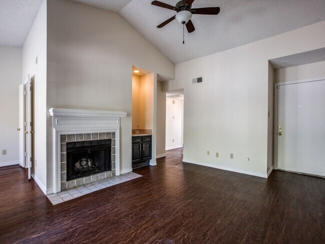 Foto del edificio - Two bedroom in the shaded Fair Oaks Apartments