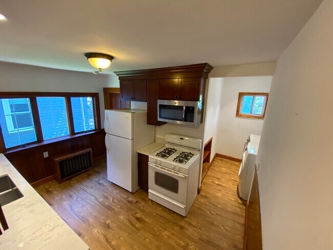 Building Photo - 31 Pierce Ave