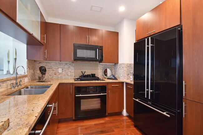 Kitchen - 175 Huguenot St