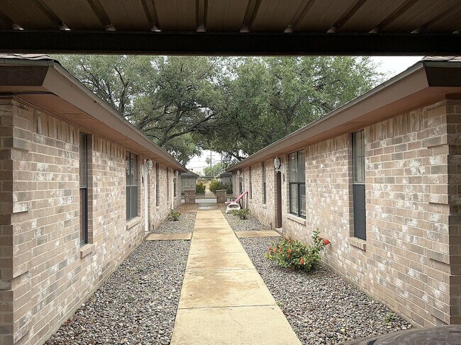 Building Photo - 716 Mynah Ave