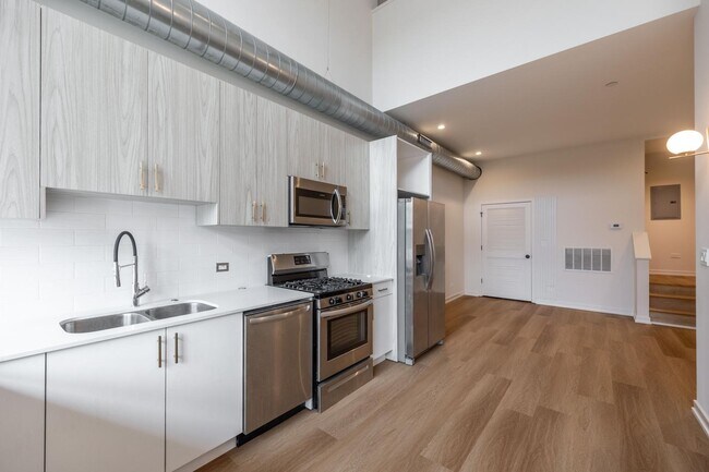 Building Photo - 6340 W Belmont Ave