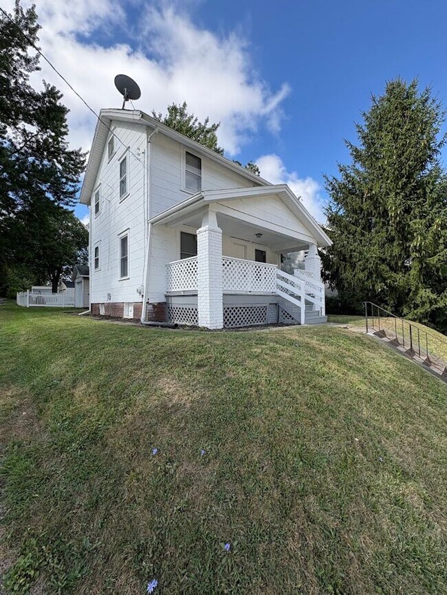 Building Photo - Two bedroom one bathroom home for rent